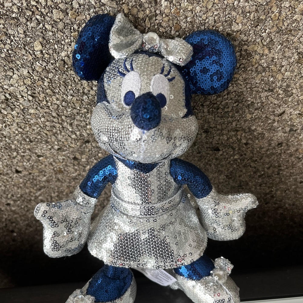 Adorable sequence Minnie Mouse plush toy EUC